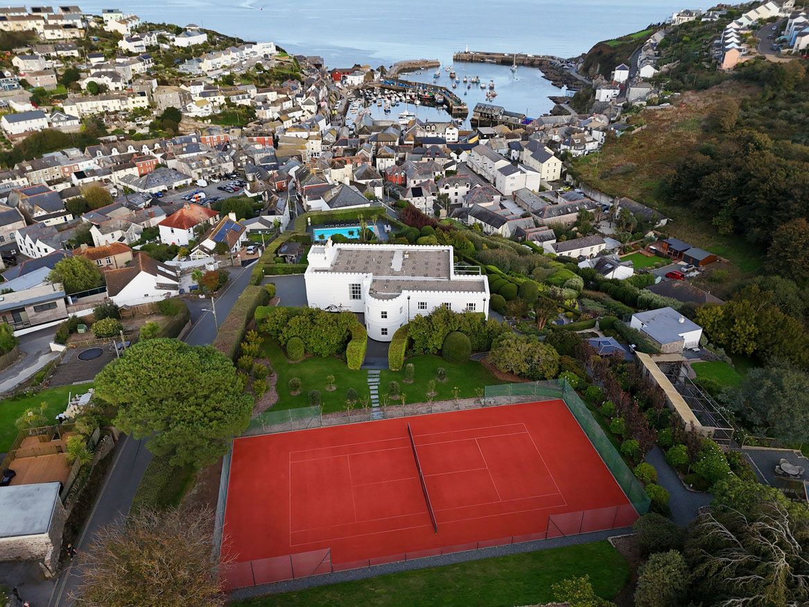 Large Luxury Houses To Rent with a Tennis Court For Christmas Celebrations