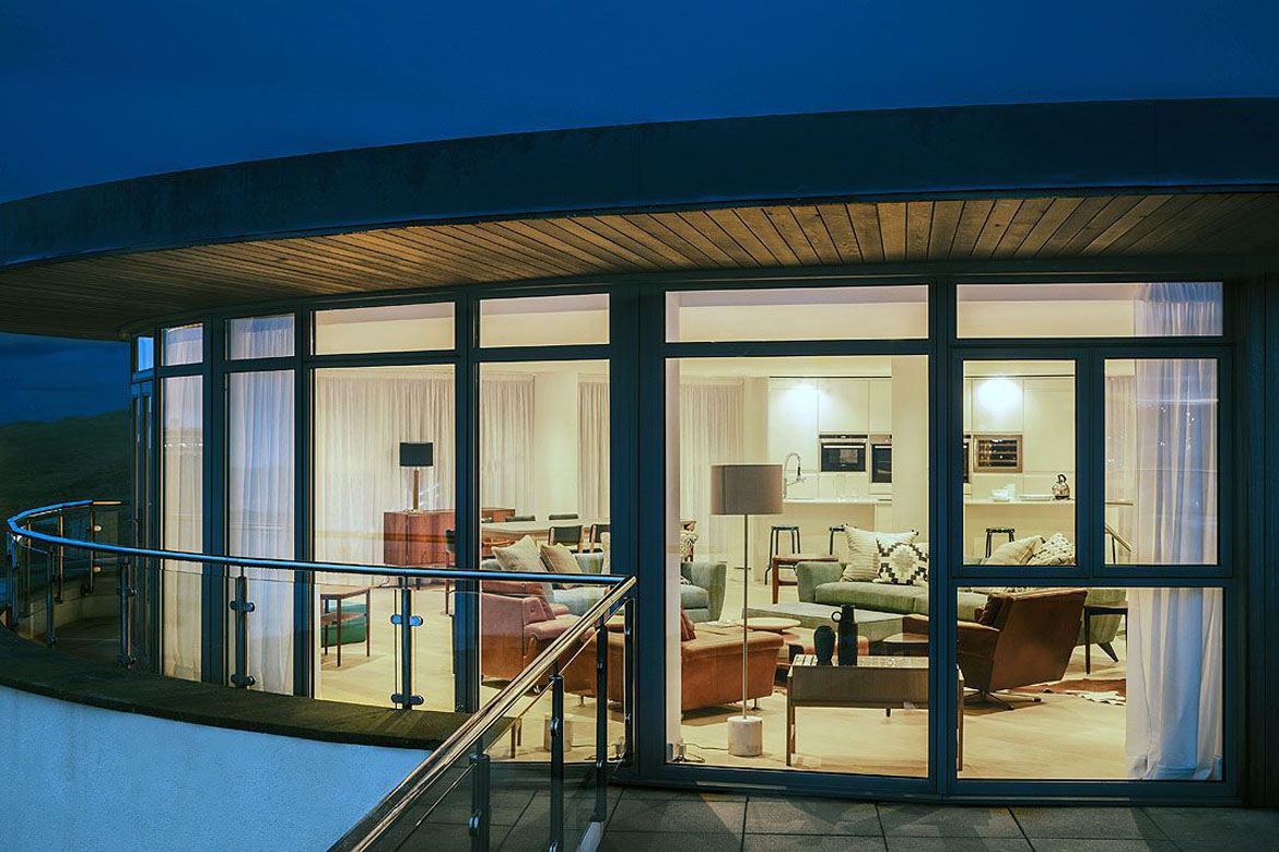 Large Luxury Houses To Rent with a Tennis Court For 40th Birthday Celebrations