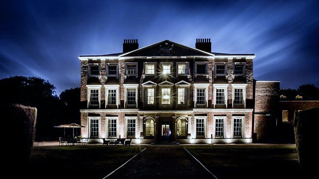 Large Luxury Houses To Rent with a Swimming Pool For Anniversary Celebrations