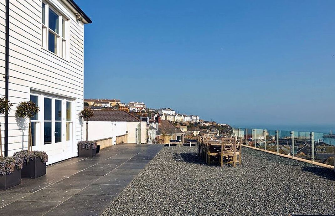 Large Luxury Houses To Rent Close to the Coast for Anniversary Celebrations