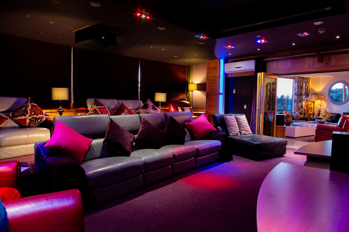Large Luxury Houses With Home Cinema Rooms To Rent in the Cotswolds