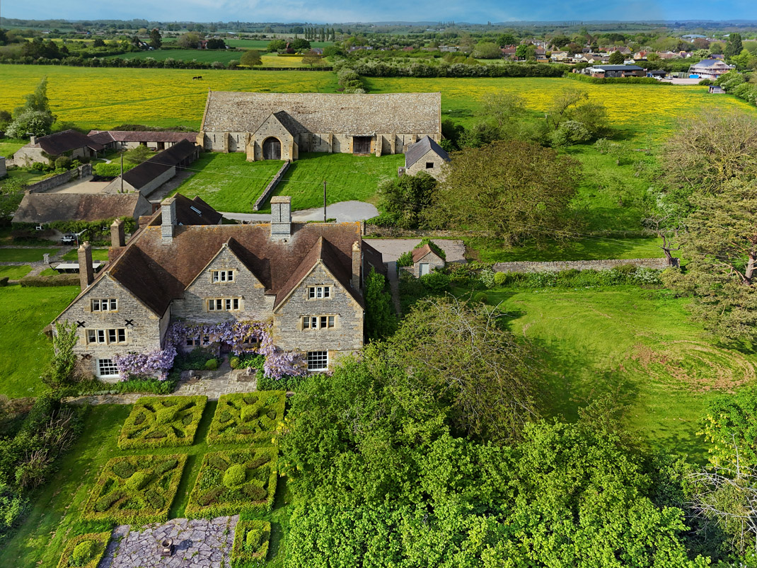 Large Luxury Hen Party Houses with a Games Room To Rent