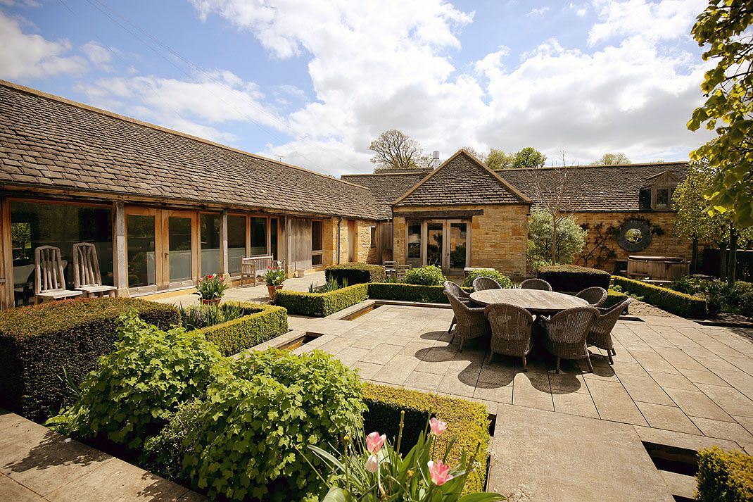 Large Luxury Houses To Rent Close to London For Christmas Celebrations