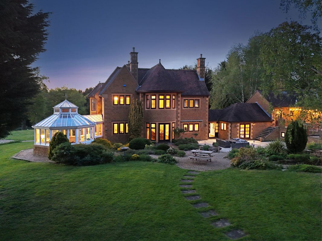 Large Luxury Houses To Rent with a Cinema Room For 40th Birthday Celebrations
