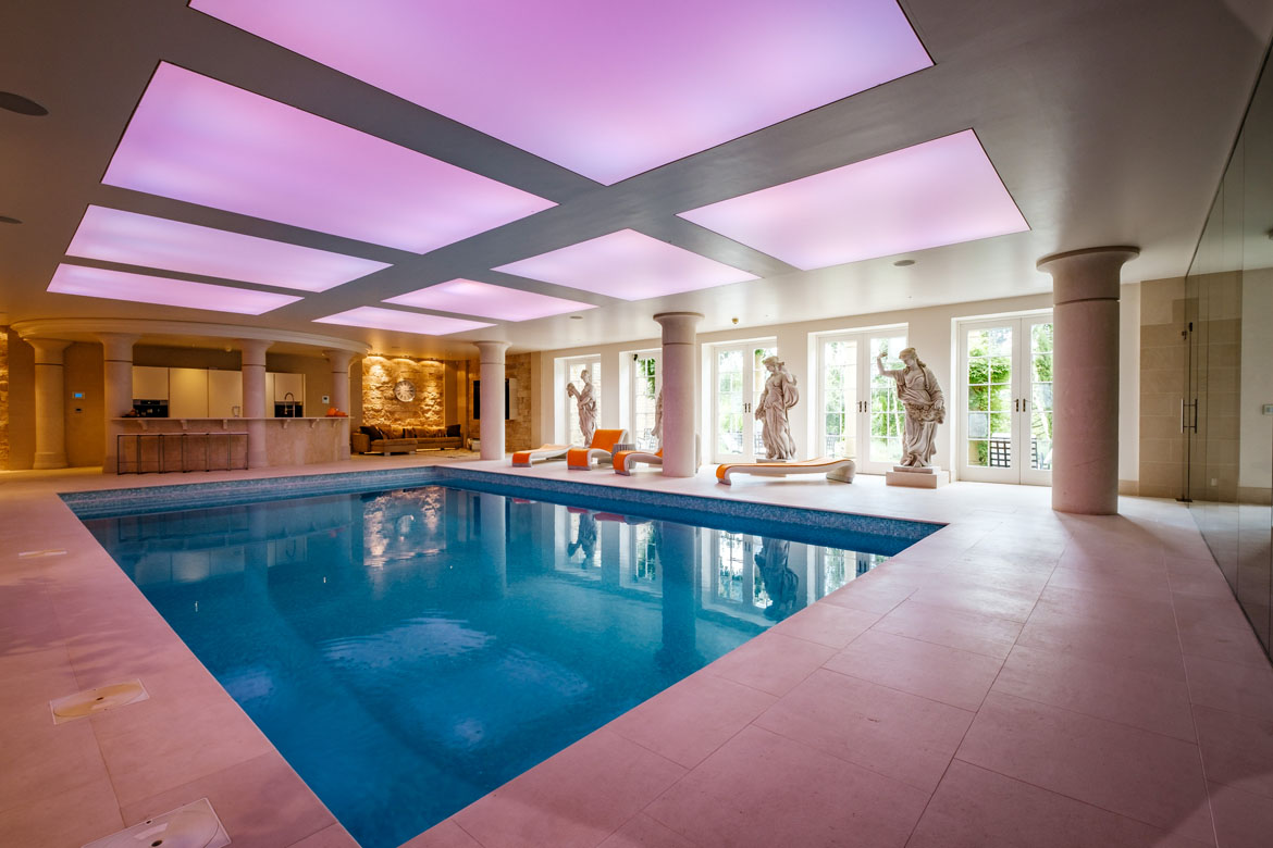 Large luxury country house to rent for weekends, with indoor swimming pool
