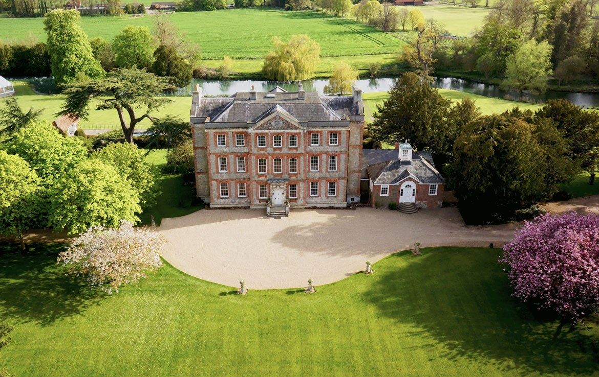 Luxury Houses to Rent for Groups of 30 or More Close to a Pub