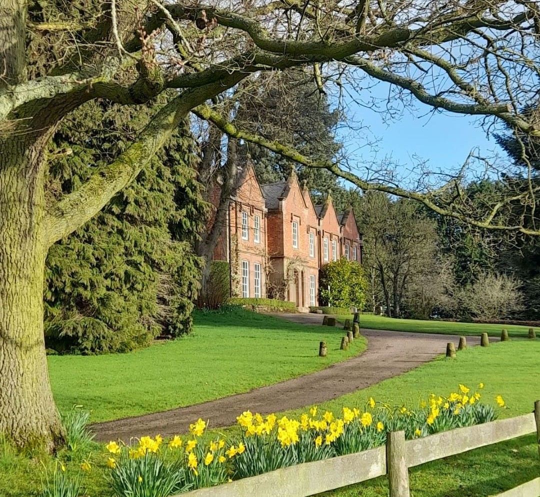 Large Luxury Houses To Rent Close to London For Anniversary Celebrations