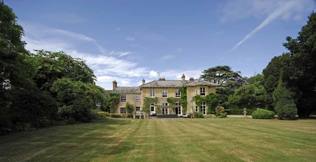 Big party house to rent in Somerset with swimming pool
