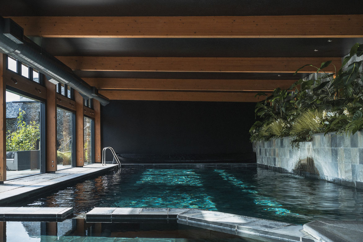 Large Luxury Hen Party Houses with a Swimming Pool To Rent