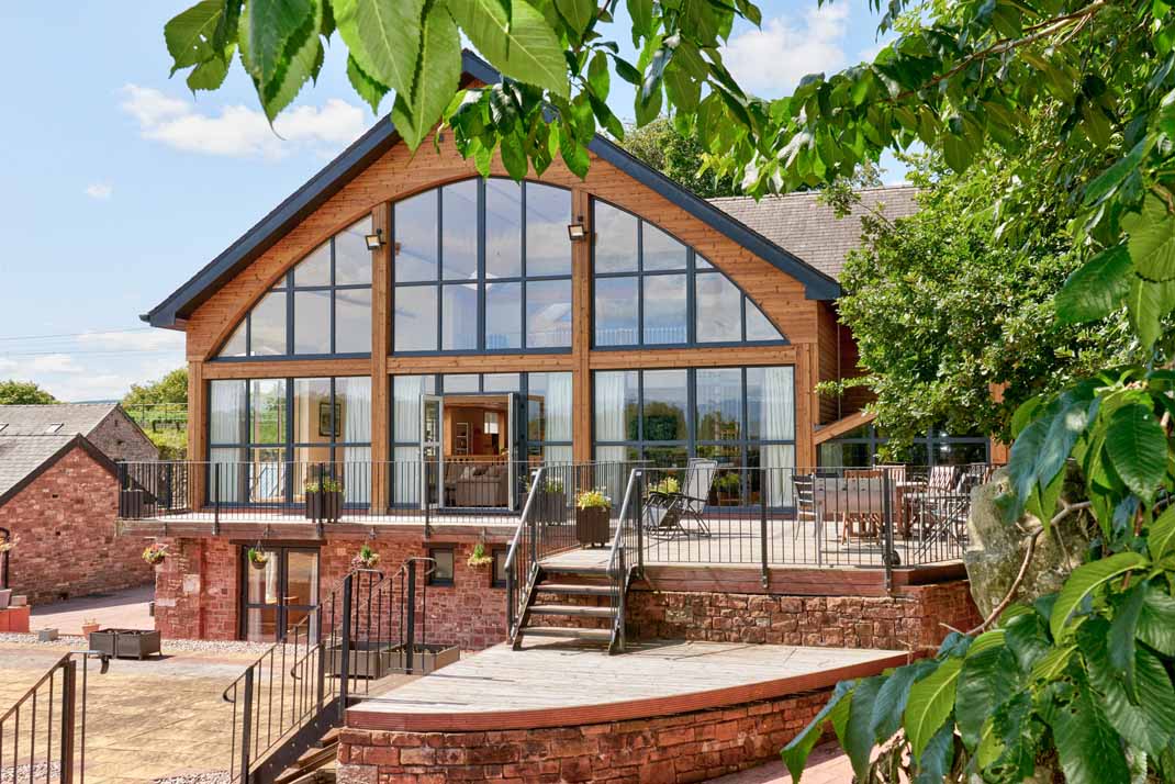Large Luxury Hen Party Houses To Rent Close To A Pub
