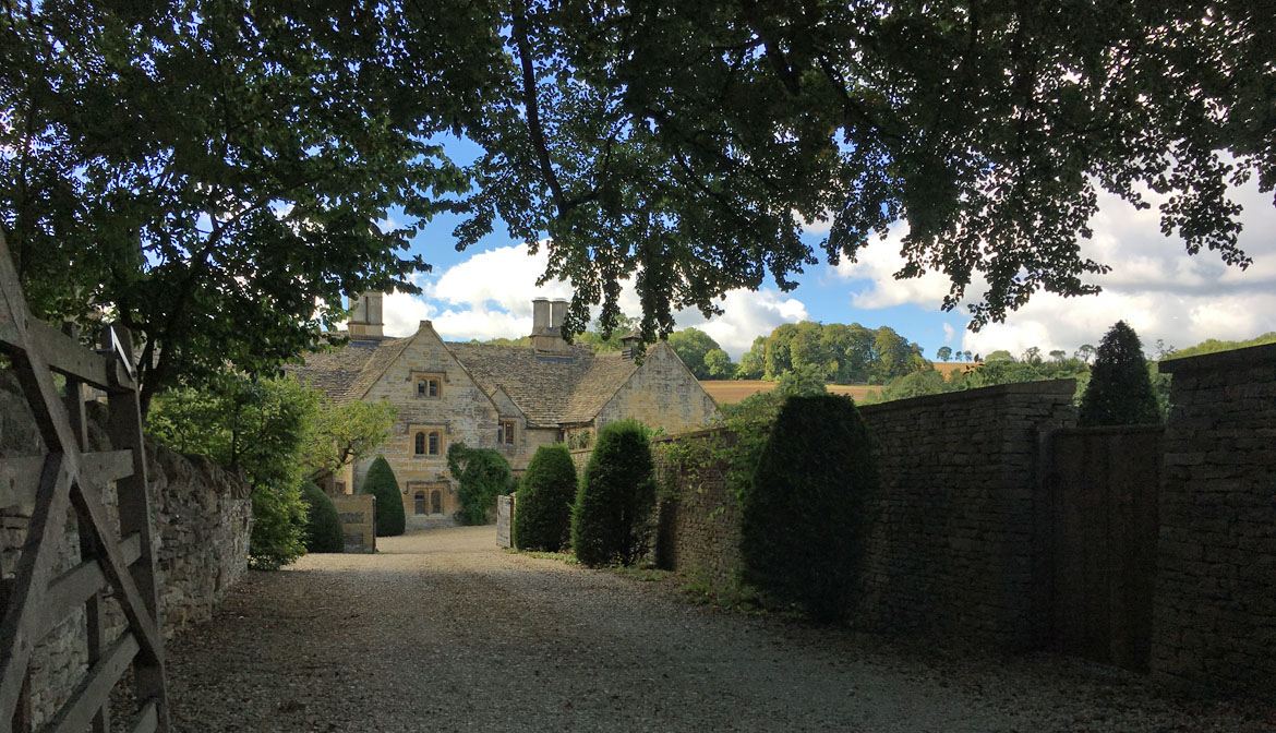 Large Luxury Houses To Rent Close to London For 40th Birthday Celebrations