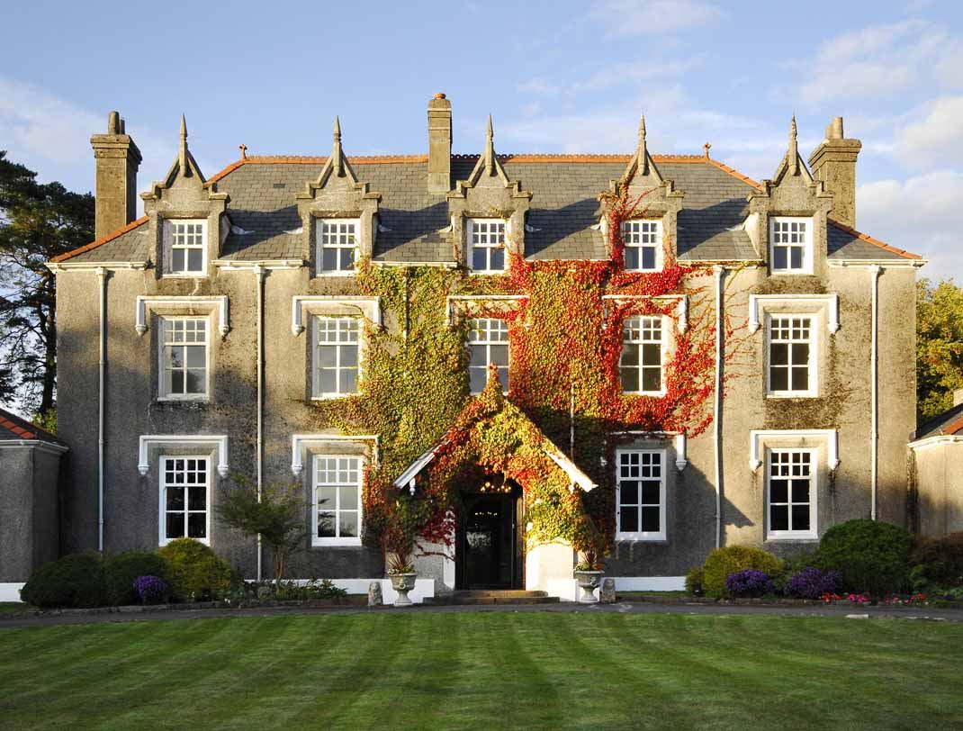 Large Luxury Houses To Rent That Are Dog Friendly For Christmas Celebrations