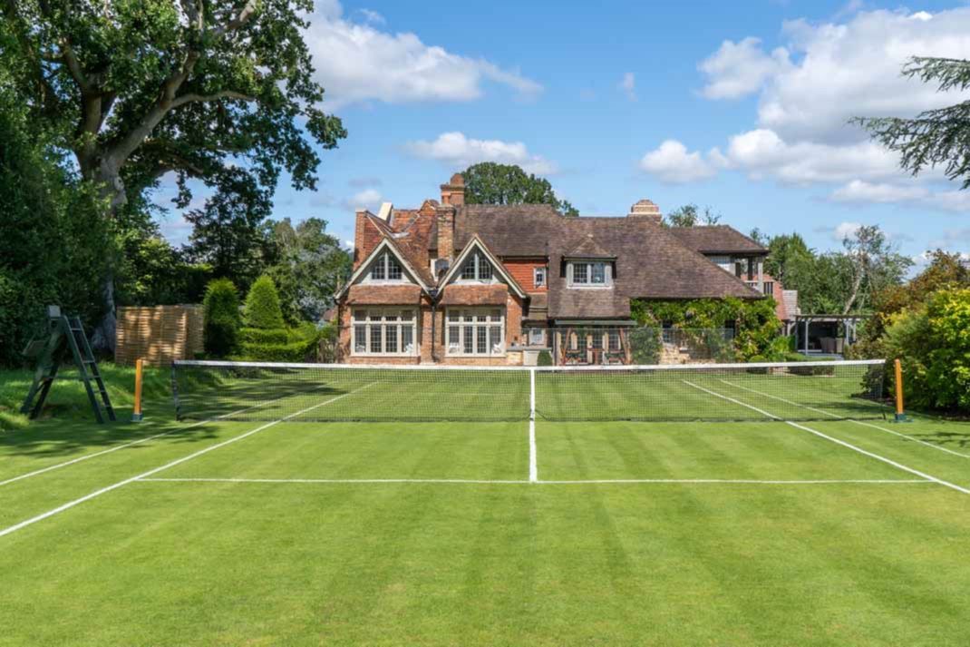 Large Luxury Houses To Rent with a Tennis Court For 50th Birthday Celebrations