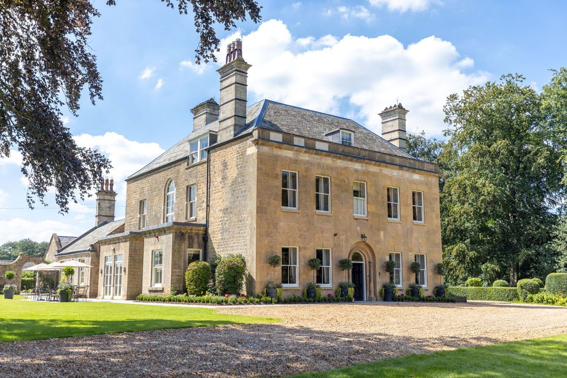 Large Luxury Houses To Rent Close to London For 60th Birthday Celebrations