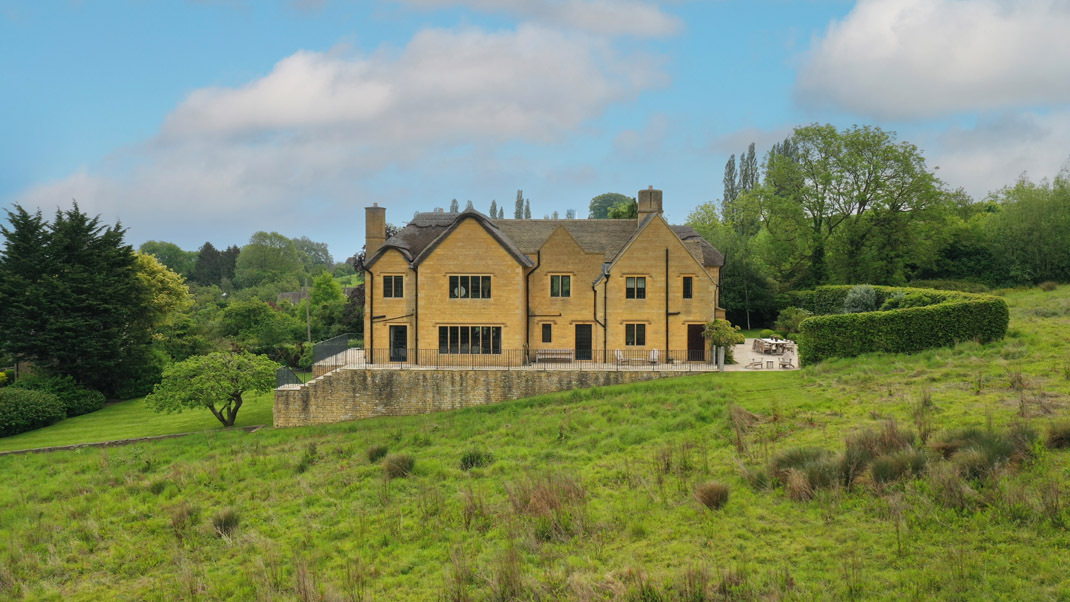 Large luxury cottage to rent in The Cotswolds with indoor swimming pool