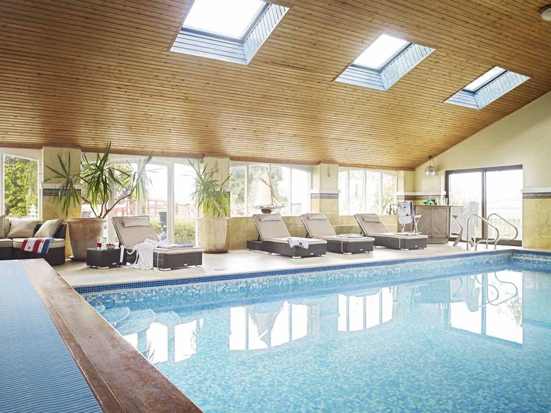 Large Luxury Houses To Rent with a Swimming Pool For Easter Celebrations