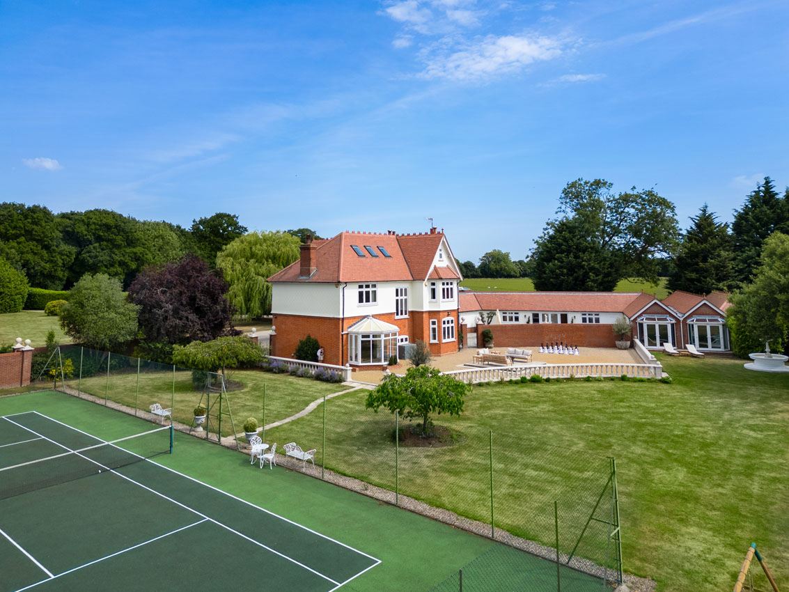 Large Luxury Houses To Rent with a Tennis Court For 60th Birthday Celebrations