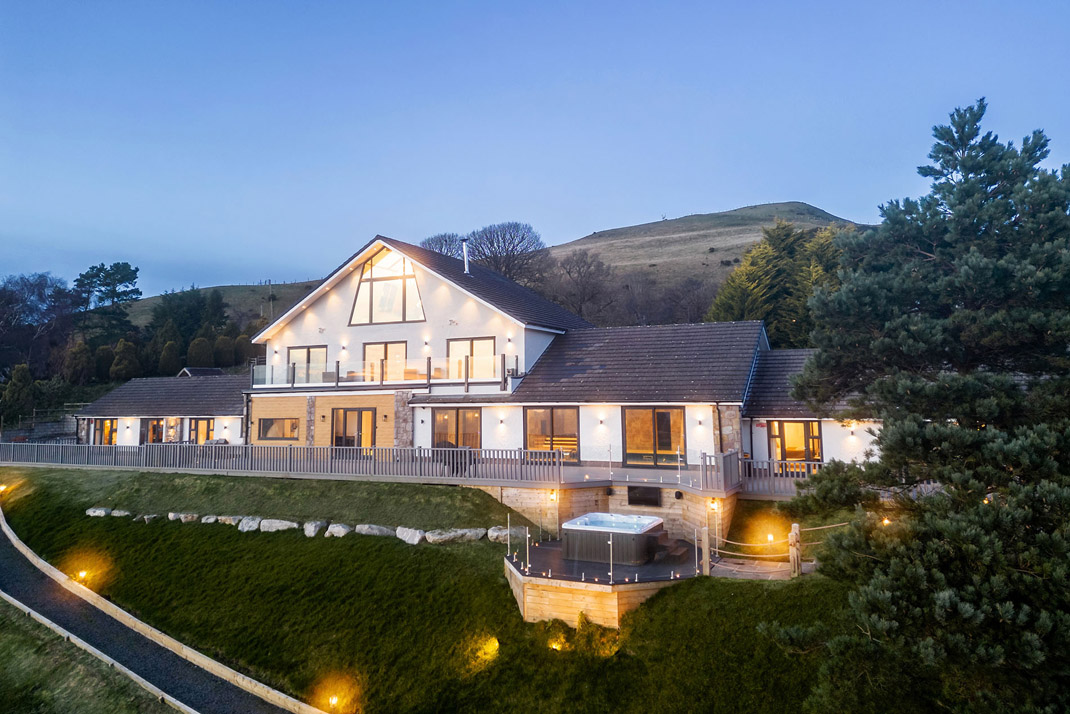 Large luxury  house to rent in Wales with indoor swimming pool