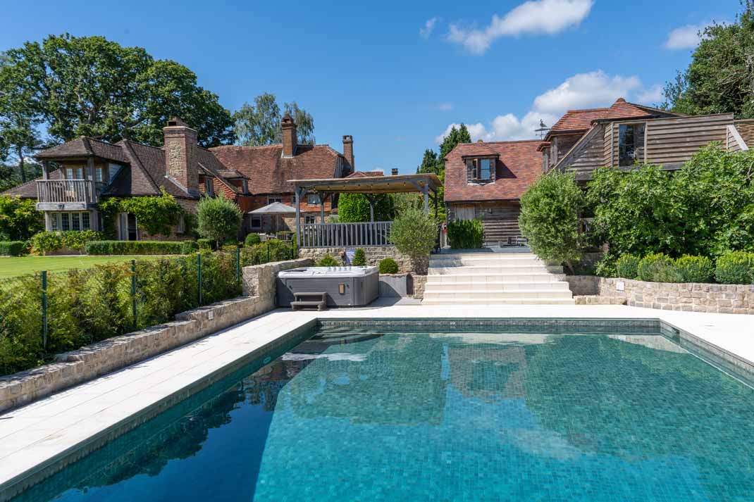 Large luxury  house to rent in Sussex with swimming pool