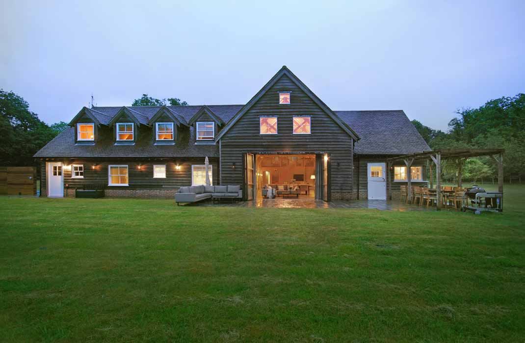 Large Luxury Houses To Rent Close to Pubs For Sociable Christmas Celebrations