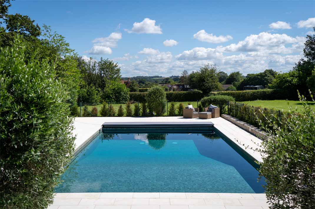 Large Luxury Homes to Hire in Hampshire with Outdoor Swimming Pools