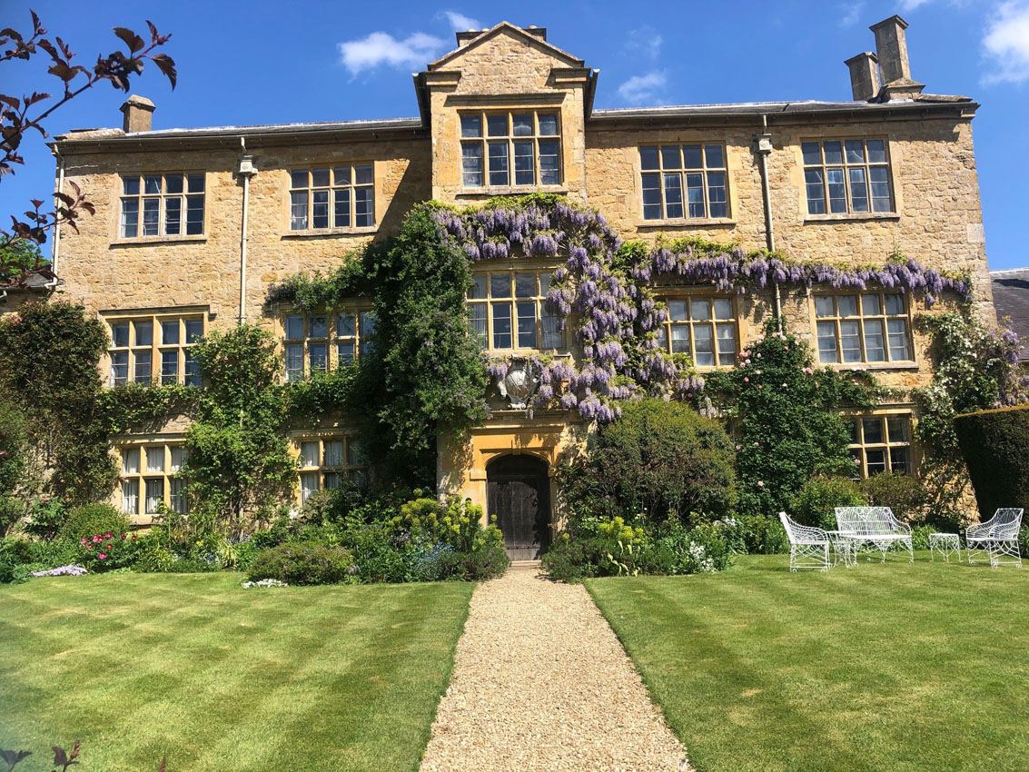 Large Luxury Houses To Rent with a Cinema Room For Easter Celebrations