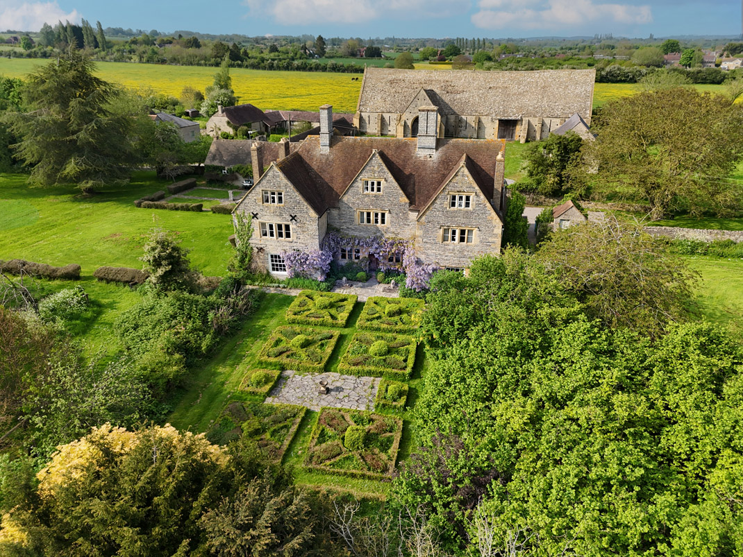 Large Country party house to rent for weekends, ideal for birthdays, anniversaries and hen partys