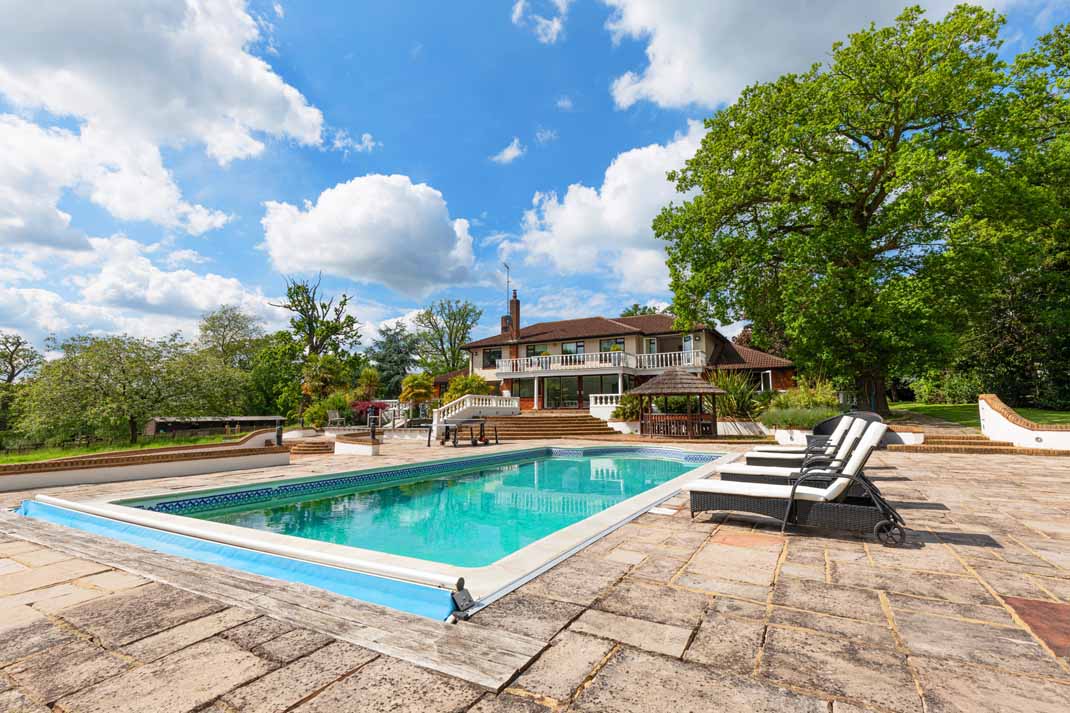 Large Houses To Rent In Hertfordshire With Outdoor Swimming Pool
