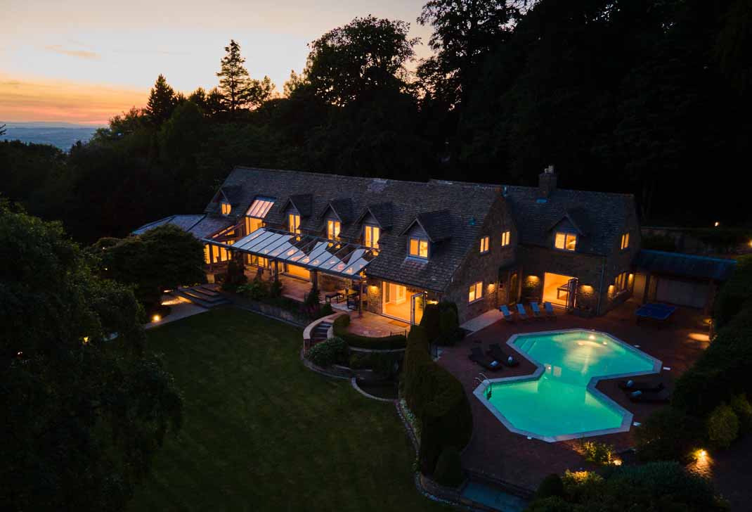 Large Luxury Houses To Rent Close to London For 50th Birthday Celebrations