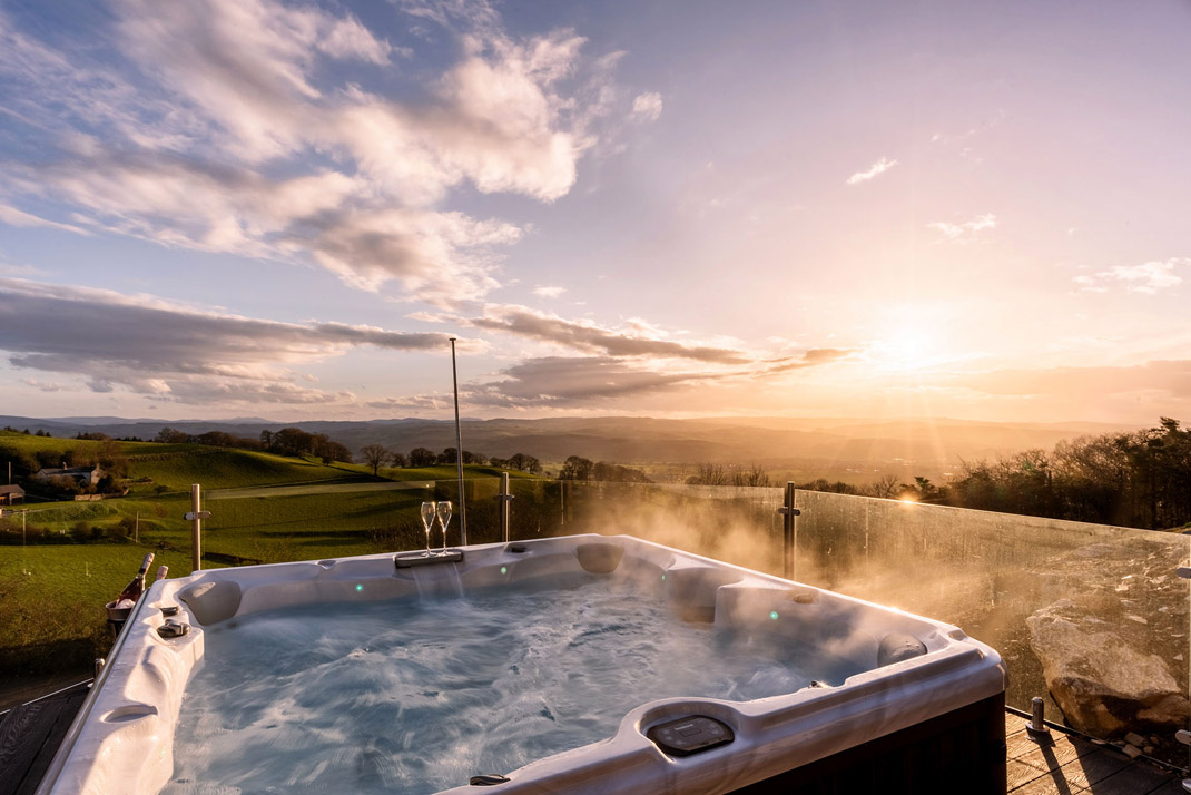 Large Luxury 10 Bedroom Houses To Rent with a Hot Tub