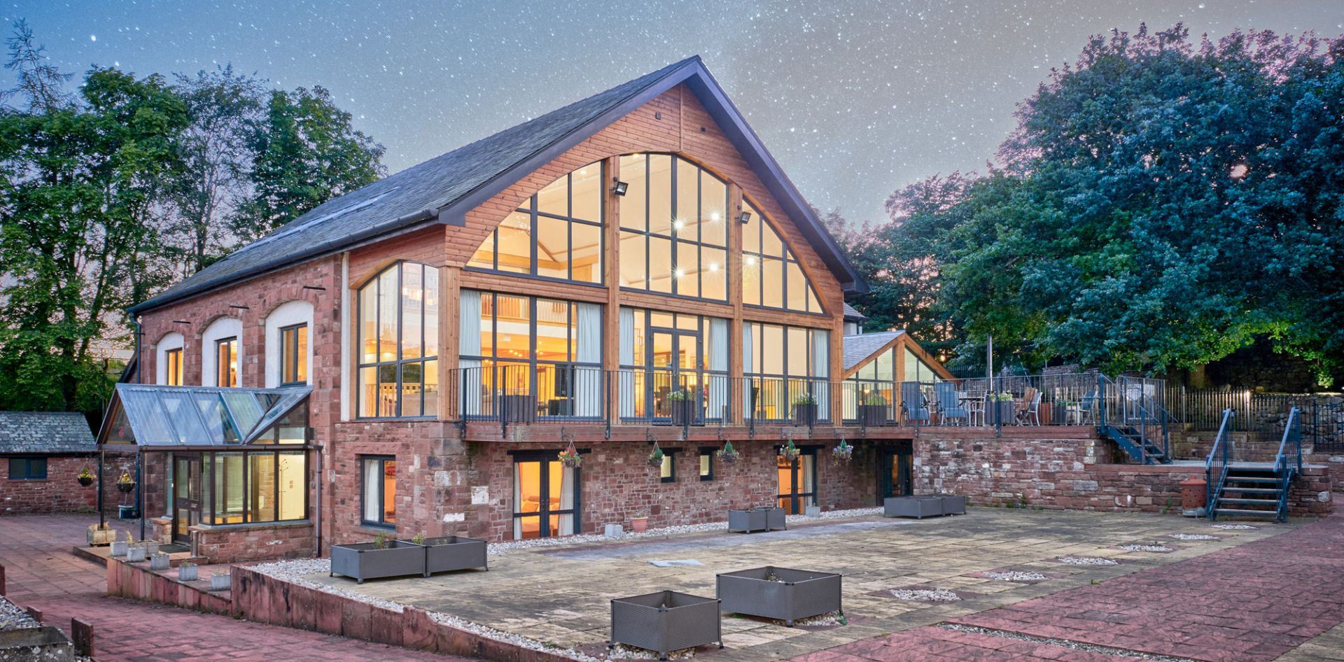 Large Luxury Houses To Rent with a Hot Tub For Anniversary Celebrations