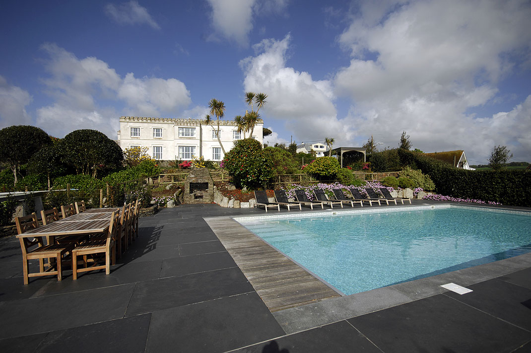 A large house to rent with swimming pool in Cornwall